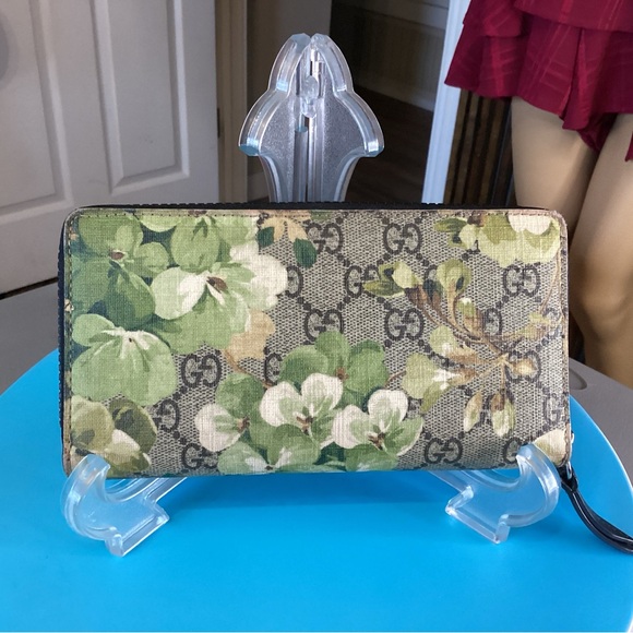 Gucci Bloom wallet 🔥RARE🔥with green hydrangea floral pattern over gg monogram - Picture 1 of 8